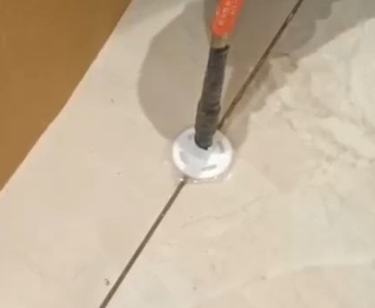 六安市瓷砖空鼓维修公司专业解答瓷砖在铺贴过程中，如果没有涂抹均匀到位的粘结材料（如水泥砂浆或瓷砖胶），可能会导致以下问题