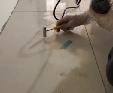 六安市瓷砖开裂维修公司专业分享瓷砖在铺贴前如果没有沥干水分，将会导致以下问题