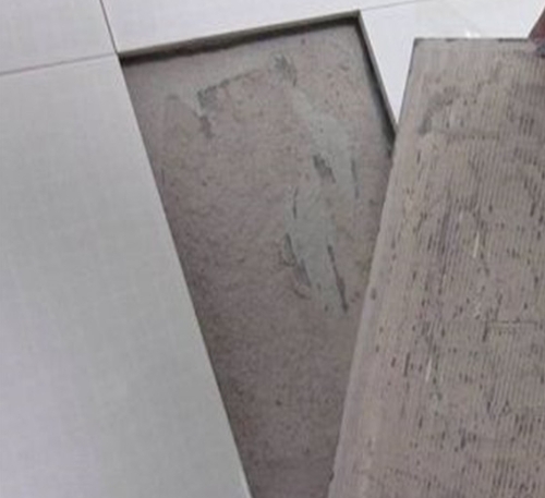六安市瓷砖空鼓维修公司分享瓷砖铺贴时如果打浆（即涂抹在瓷砖背面和基层上的砂浆或瓷砖胶）过少，会带来以下问题